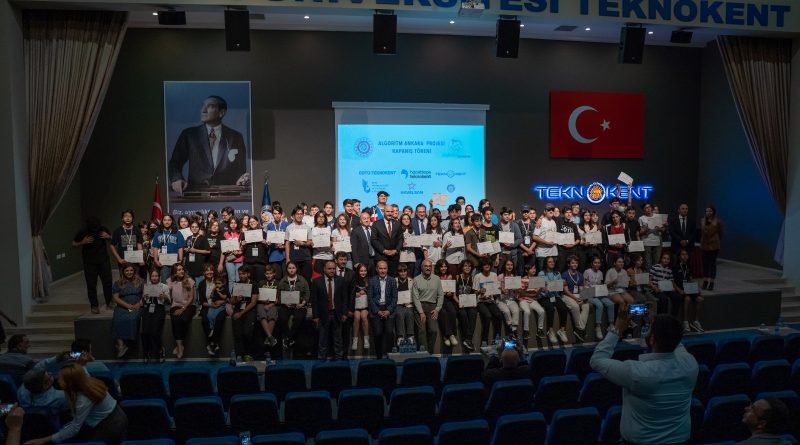 Algoritm Ankara projesinin ilk etabını Ankara Üniversitesi Teknokent’in ev sahipliğinde gerçekleştirdiğimiz Acemi Birliği Kampı ile tamamladık.